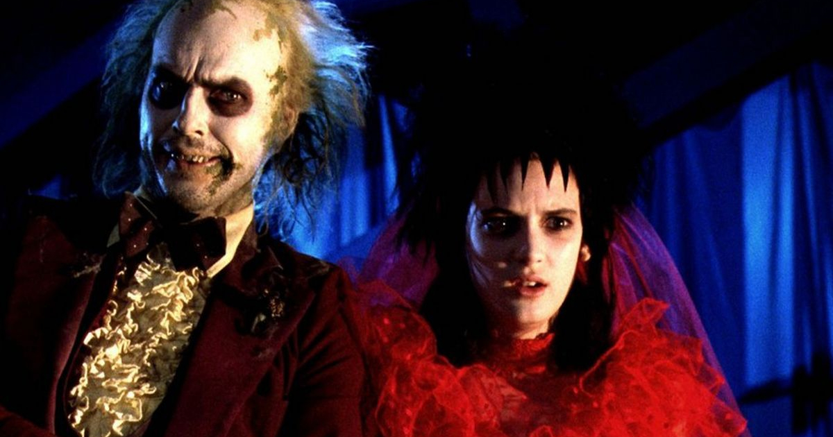 beetlejuice e winona ryder in rosso alll'altare nel film omonimo - nerdface