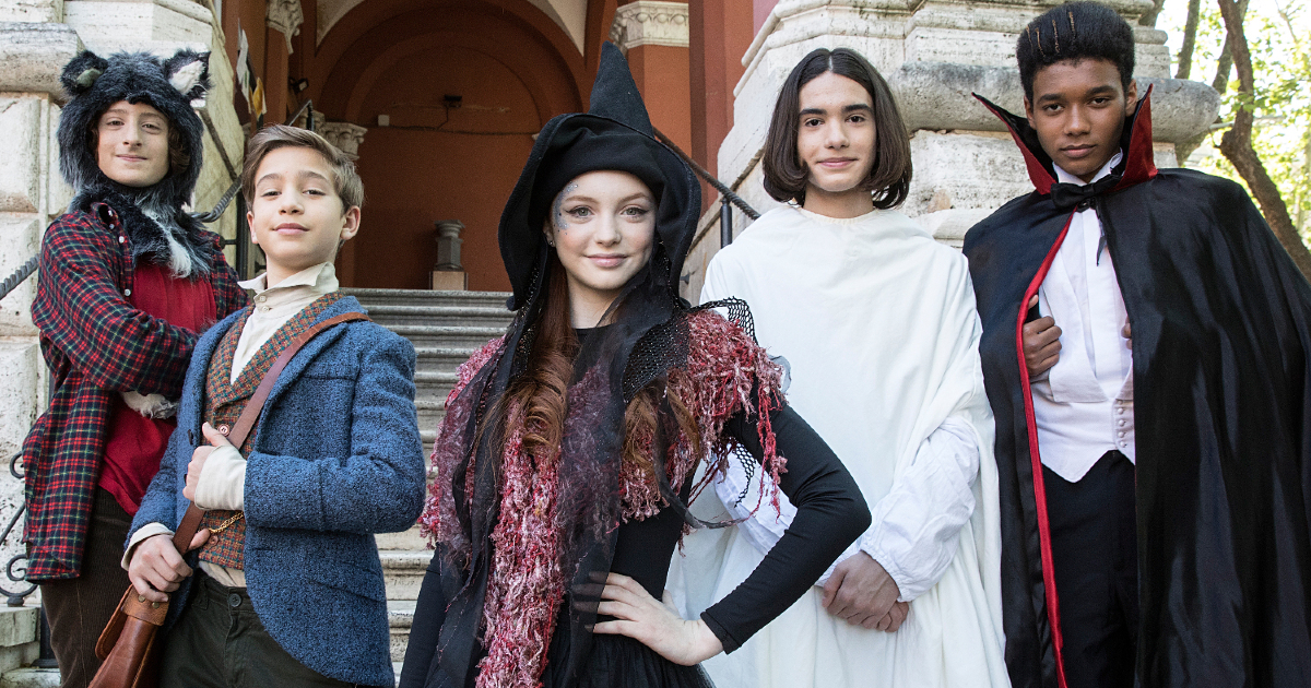 i ragazzi nei loro costumi di halloween posano davanti la scuola - nerdface