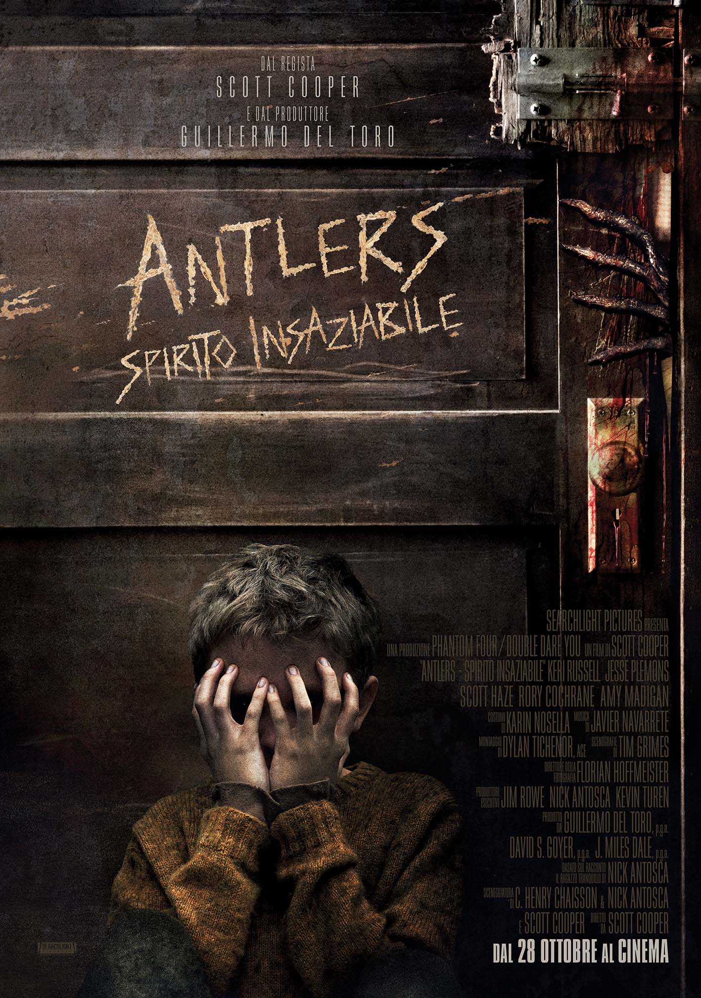 il poster ufficiale di antlers mostra un bimbo con la mani sul viso e pggiato su na porta di legno, su cui un mostro ha graffiato il titolo del film - nerdface