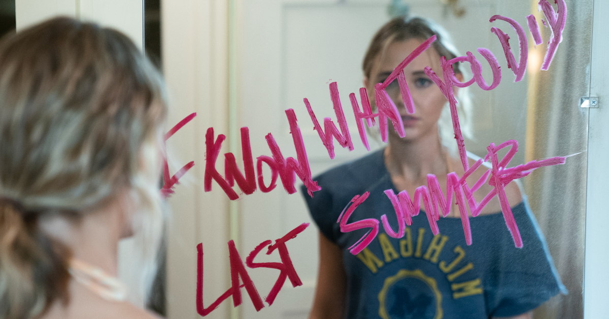 una protagonista si guarda allo specchio dove qualcuno ha scritto col rossetto i know what you did last summer - nerdface