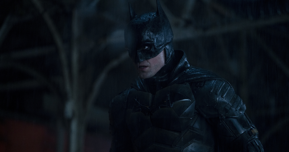 batman si staglia nella notte e sembra arrabbiato - nerdface