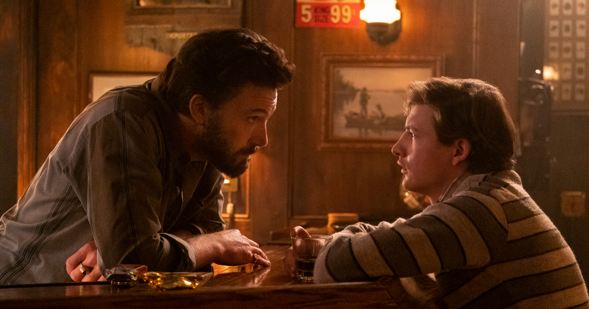 ben affleck e tye sheridan si guardano divisi dal bancone del bar - nerdface