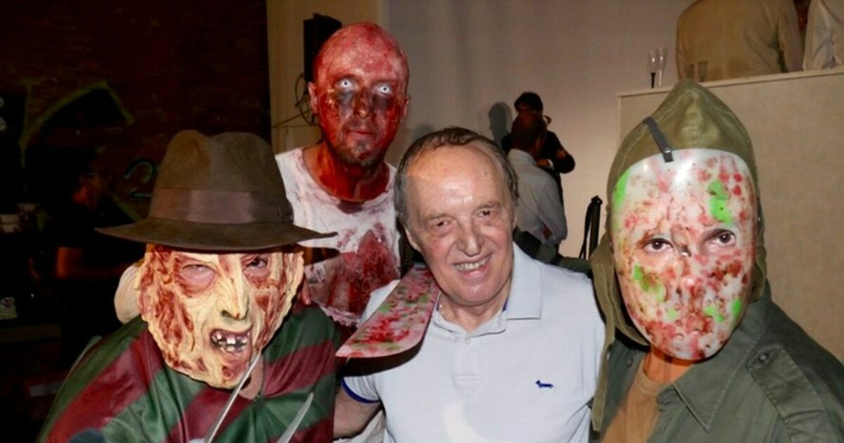 Dario Argento con alcuni fan vestiti da celebri icone Horror