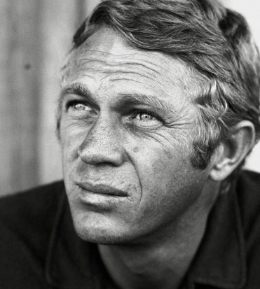 un ritratto in bianco e nero di steve mcqueen - nerdface