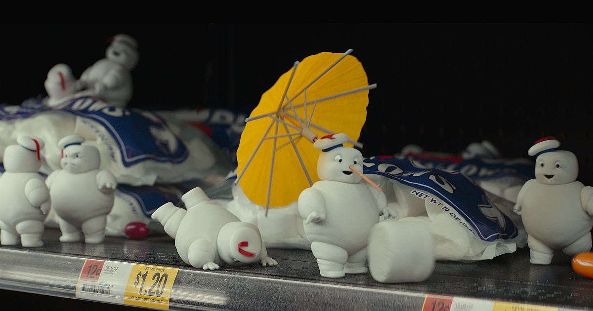 piccoli fantasmi di mashmallow creano scompiglio in un supermarket e uno ha un ombrellino da cocktail infilato nella testa - nerdface