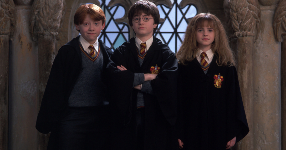 harry, ron e hermione sono in divisa nei corridoi di hogwarts nel primo capitolo la pietra filosofale - nerdface