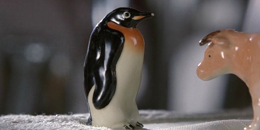 il pinguino di porcellana guarda in posizione opposta agli altri animali - nerdface