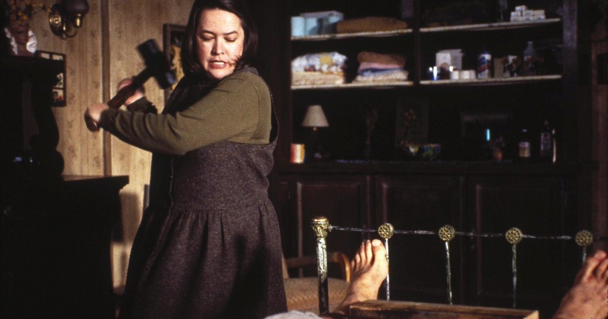 kathy bates sta per fracassare le caviglie a paul caan con un enorme martello a due mani in misery non deve morire - nerdface