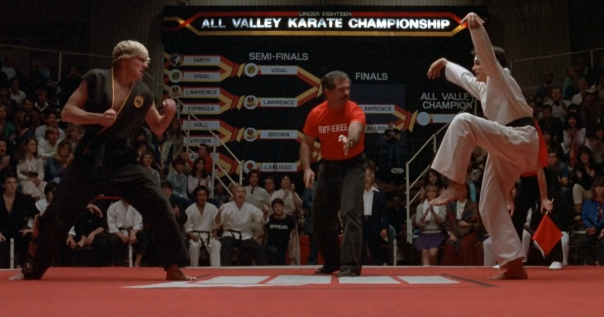 il celebre combattimento finale in karate kid con larusso a fare la posizione della gru - nerdface