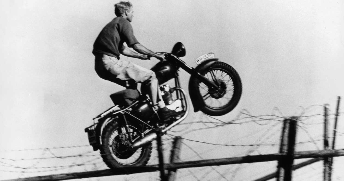 il celebre salto con la moto di steve mcqueen - nerdface