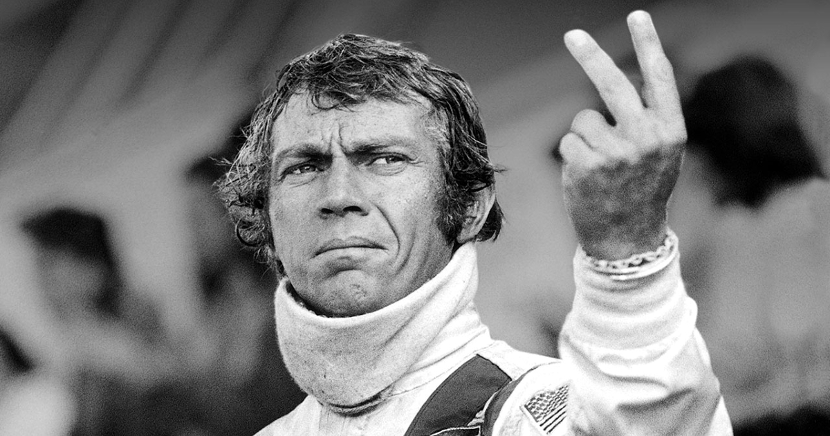 sul set de la 24 ore di le mans steve mc queen fa un buffo gesto con la mano - nerdface