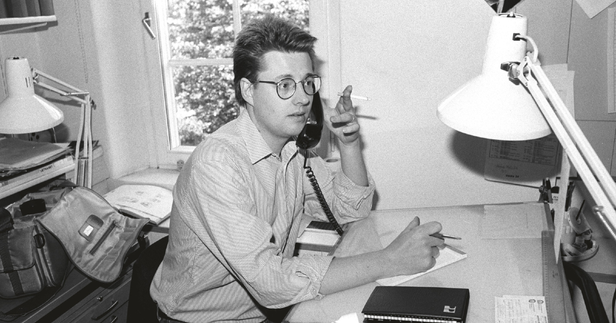 un giovane stieg larsson è alla telefono alla sua scrivania della rivista - nerdface