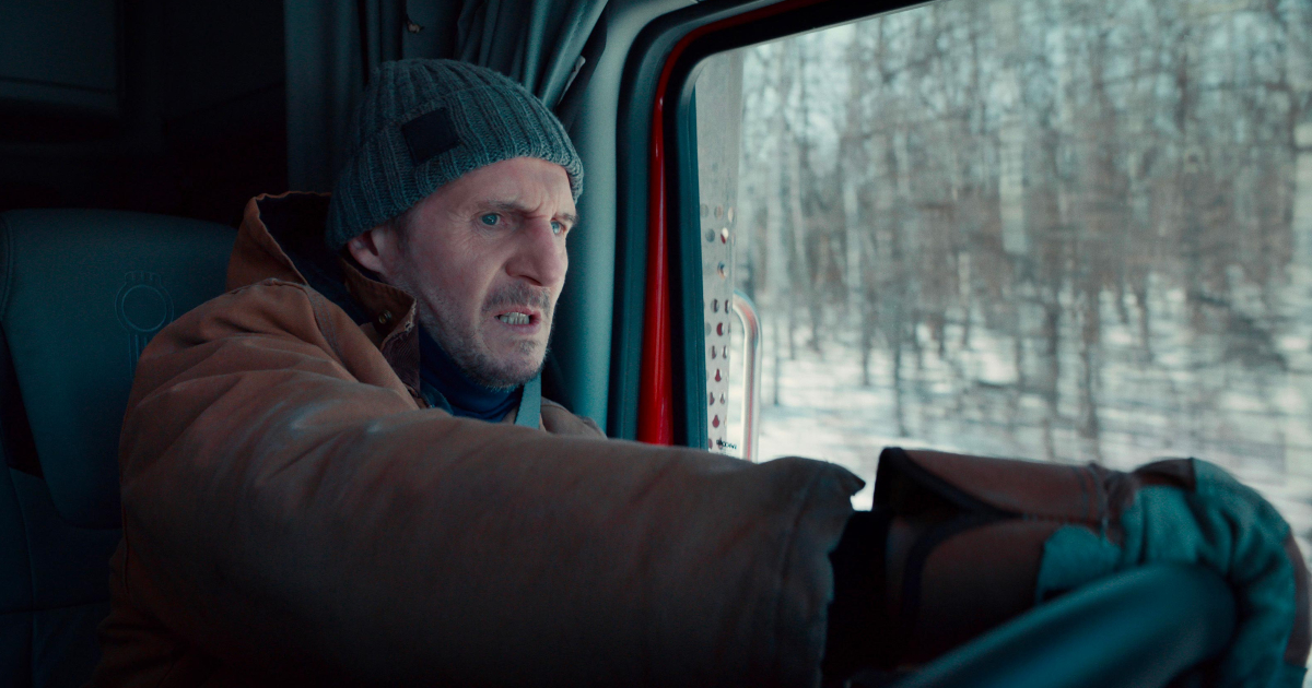 liam neeson sta guidando il suo camion - nerdface