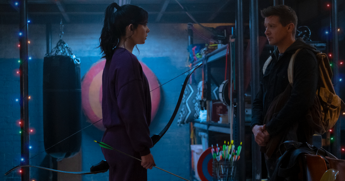 kate bishop e hawkeye parlano in una sala di allenamento - nerdface