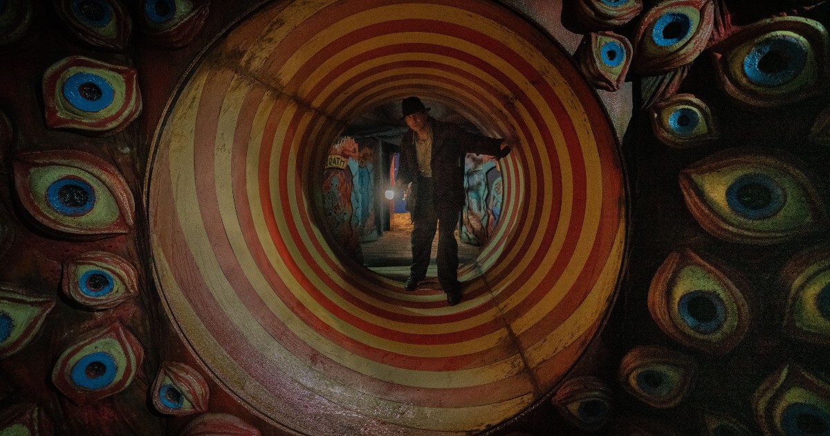 Stanton Carlisle all'interno di un tunnel con intorno una serie di occhi inquietanti - nerdface