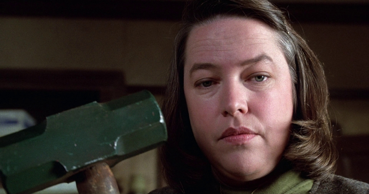 kathy bates inespressiva mostra il martello a due mani: sta per iniziare una delle sequenze più disturbanti della storia del cinema, quella di misery non deve morire - nerdface