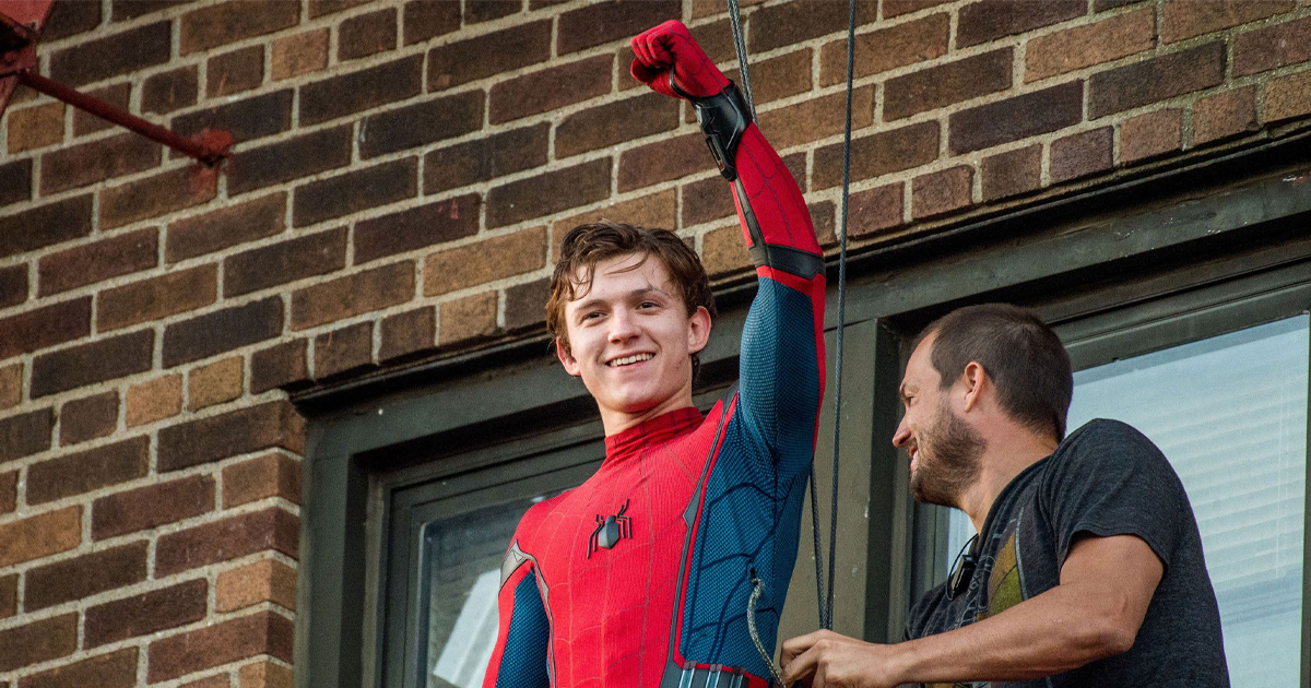 tom holland sorridente durante le riprese di Spider-Man Homecoming - nerdface