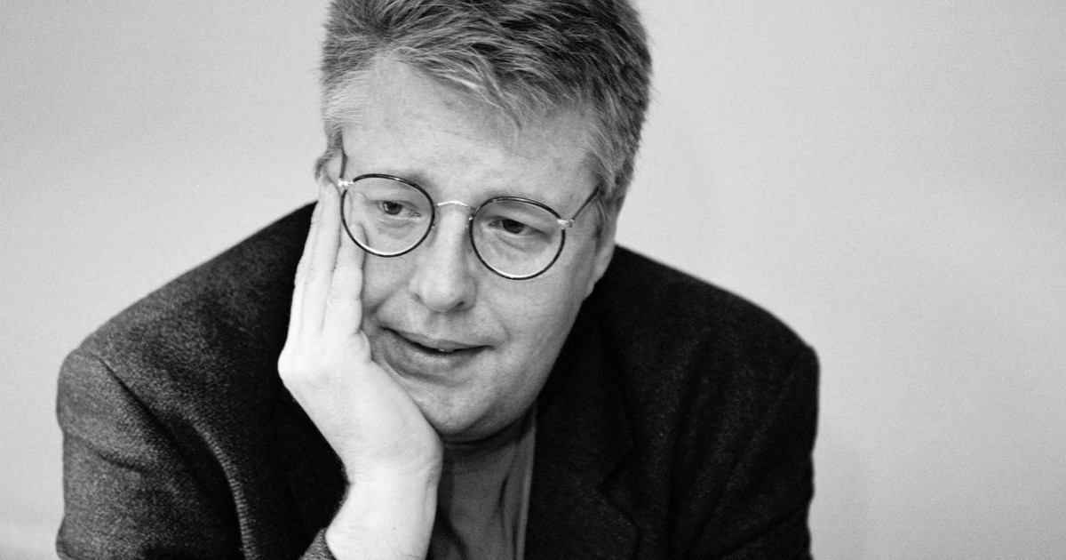 un ritratto di stieg larsson in bianco e nero mentre si tiene il mento con la mano - nerdface