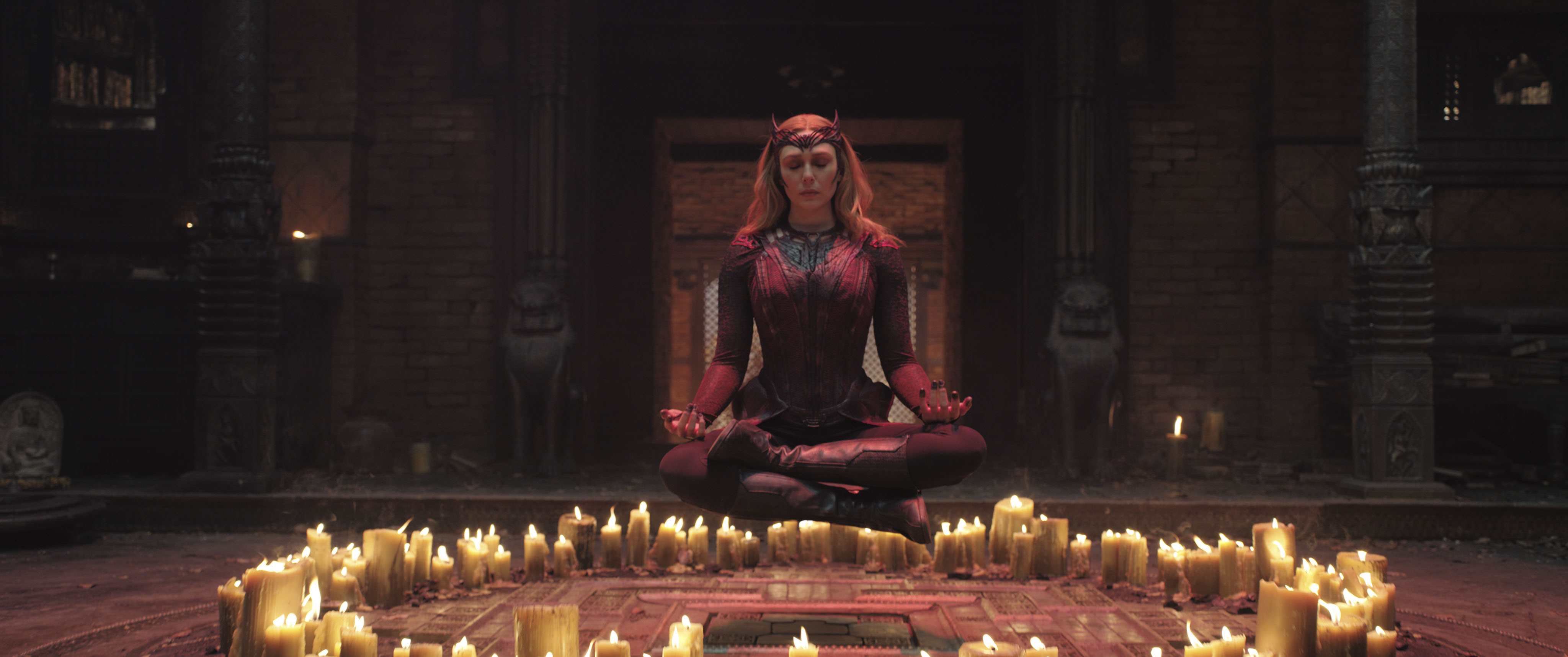 Wanda Medita in Doctor Strange nel Multiverso della Follia