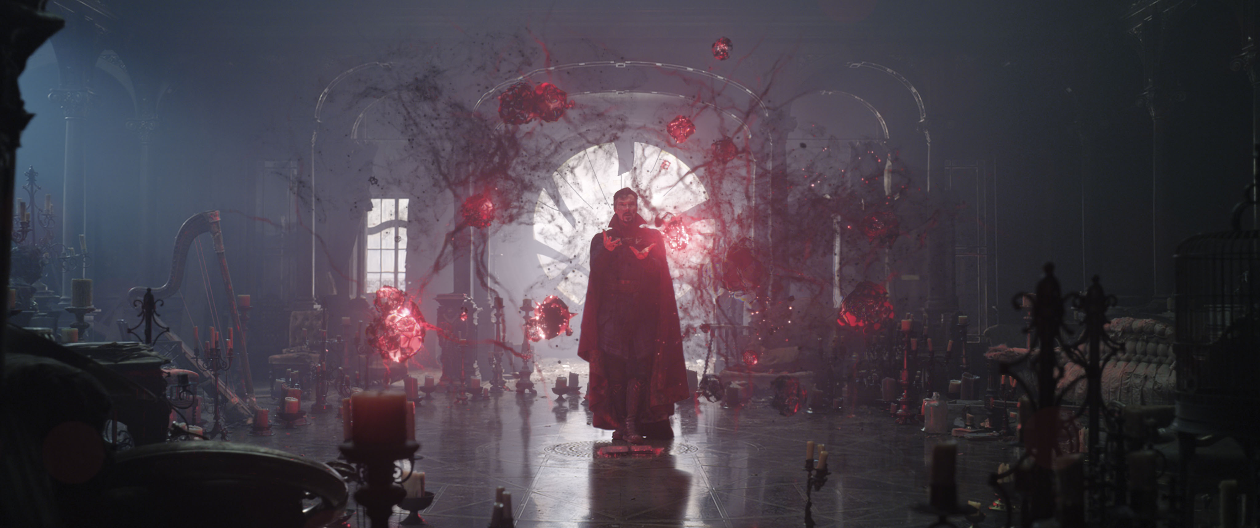 Doctor Strange pratica la magia in Doctor Strange nel Multiverso della Follia