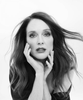 un ritratto in bianco e nero di julianne moore mentre si tiene il viso con le mani - nerdface