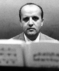 nino rota è seduto al piano e sbuca dallo spartito poggiato sullo strumento - nerdface