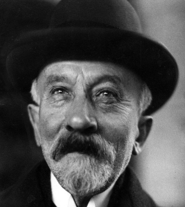 georges melies guarda avanti a sé sorridendo - nerdface