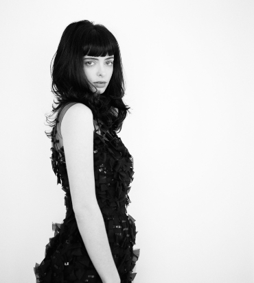 un ritratto in bianco e nero di krysten ritter con un vestito nero - nerdface