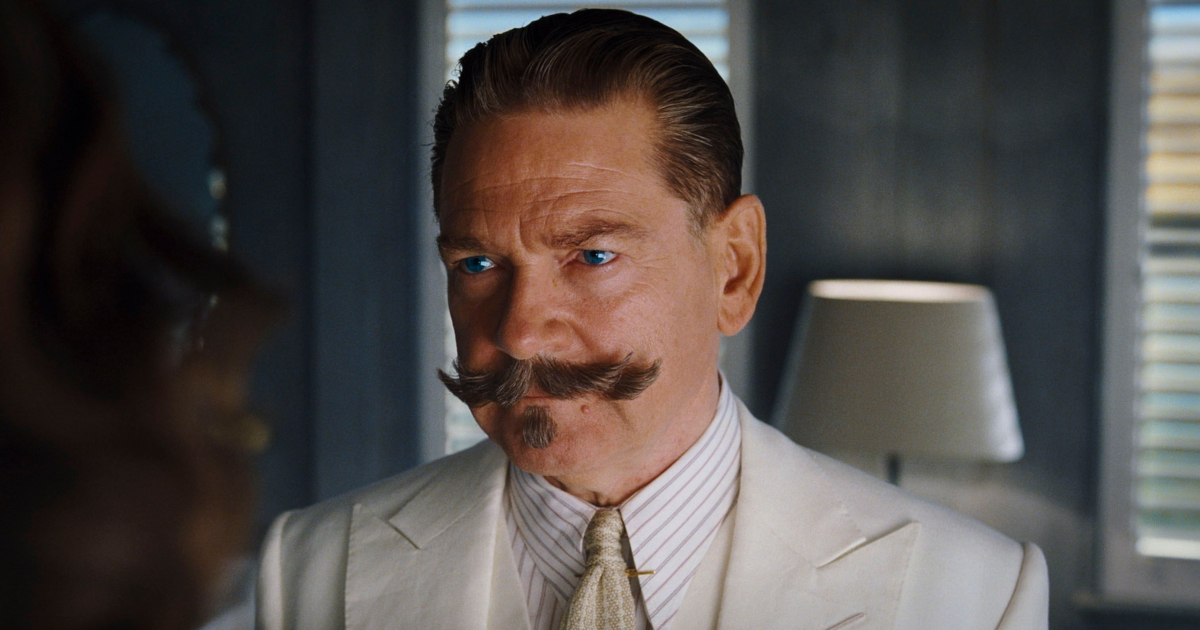 In Assassinio sul Nilo, Hercule Poirot osserva attentamente la sua interlocutrice - nerdface