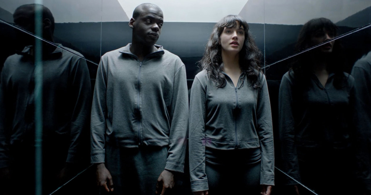 un uomo e una donna sono in corridoio nero e dalle pareti lucide in black mirror - nerdface