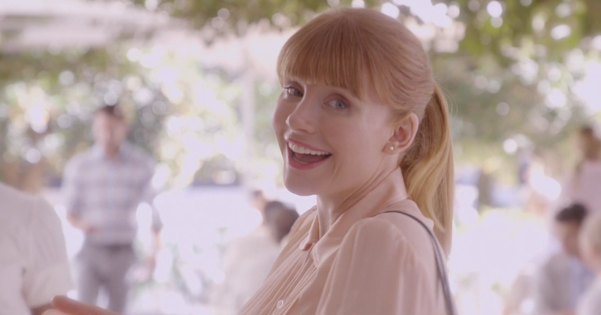 bryce dallas howard sorride in un vestitino rosa pallido un black mirror - nerdface