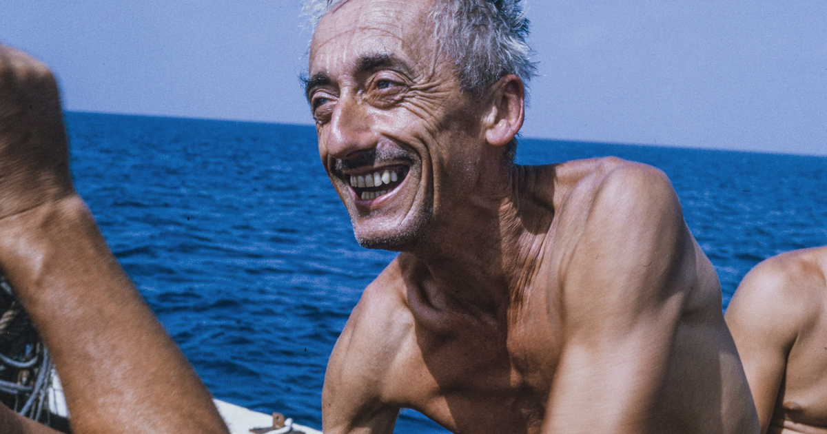 cousteau è sorridente a petto nudo sulla sua nave - nerdface