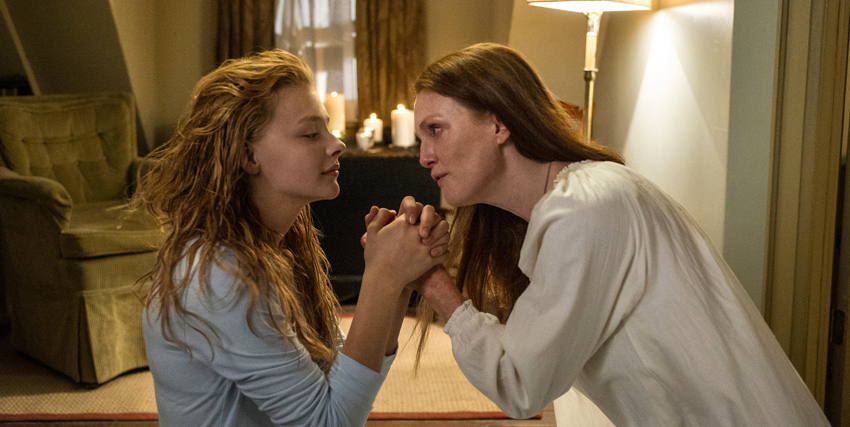 julianne moore stringe le mani della figlia in carrie lo sguardo di satana - nerdface