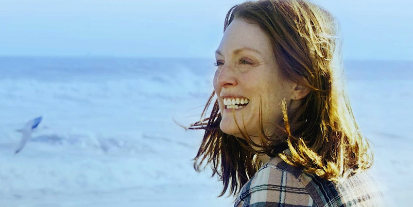 julianne moore sorride in riva al mare in still alice - nerdface