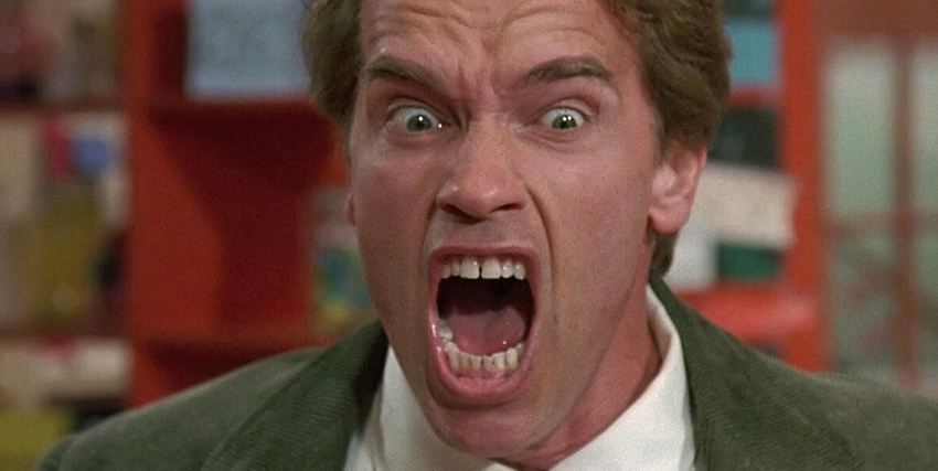 arnoldone urla per chiedere inutilmente il silenzio in aula in kindergarten cop - nerdface