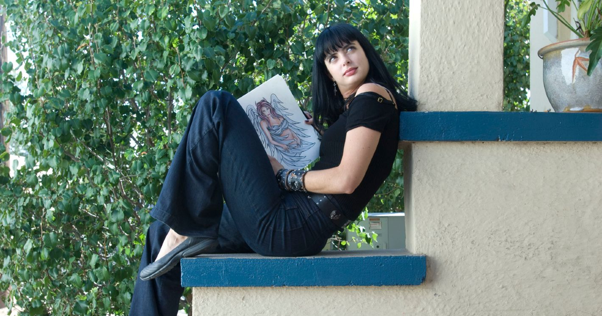 krysten ritter è seduta sulle scale e legge una rivista - nerdface