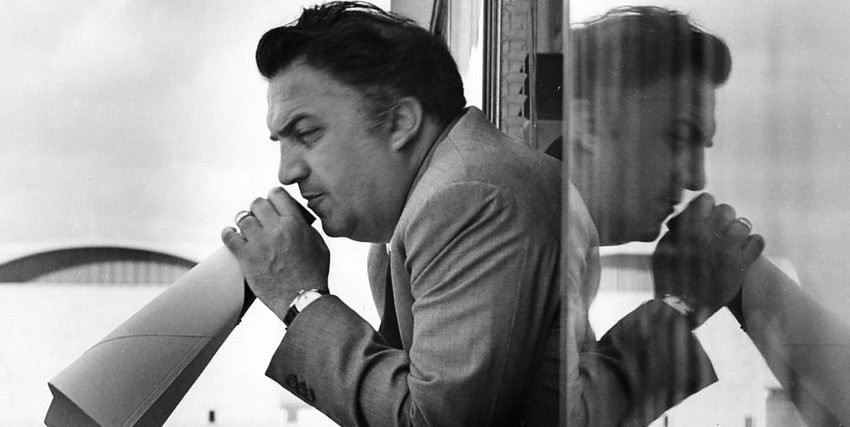 federico fellini si sporge da un treno e parla al megafono: collaborò a lungo con nino rota - nerdface