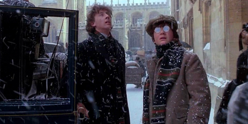 sherlock e watson guardano in alto sotto la neve in piramide di paura - nerdface