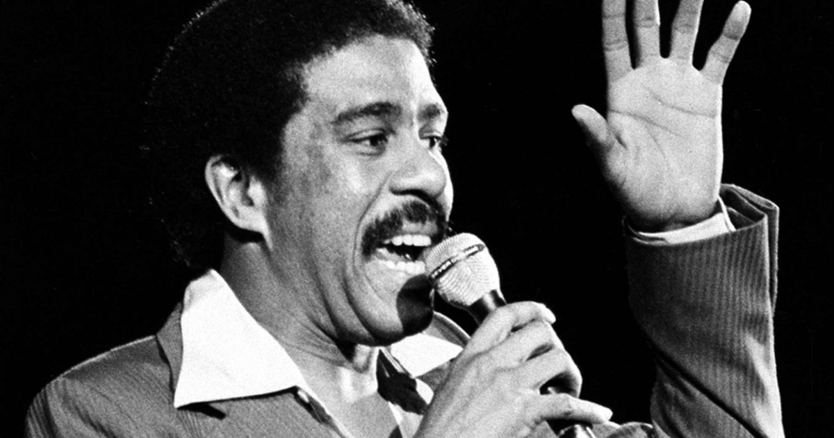 richard pryor si esibisce al microfono - nerdface 