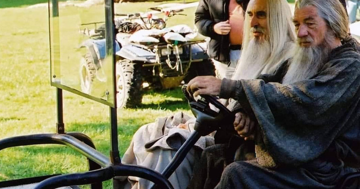 saruman e gandalf su un caddy da golf girano per il set - nerdface