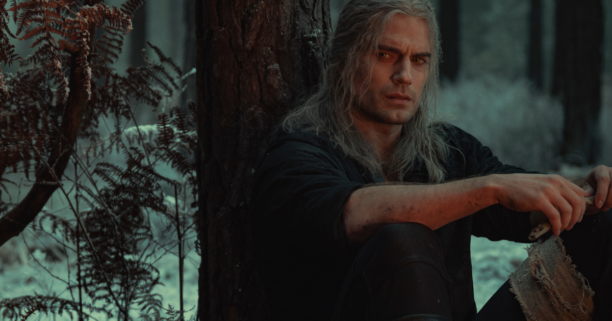 geralt è poggiato con la schiena su un albero e guarda qualcuno in the witcher - nerdface