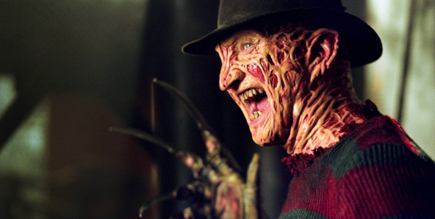 freddy krueger ride mentre mostra il suo guanto fatto di lame in nightmare: un altro incubo di wes craven - nerdface