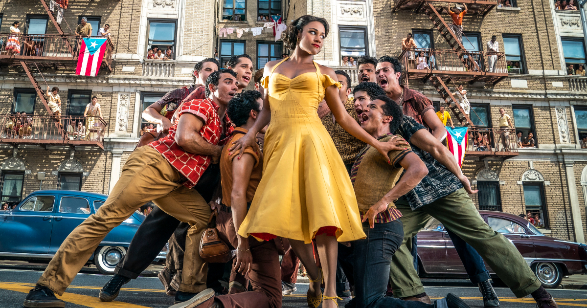 una ragazza portoricana in giallo è circondata da uomini in un ballo per strada - nerdface