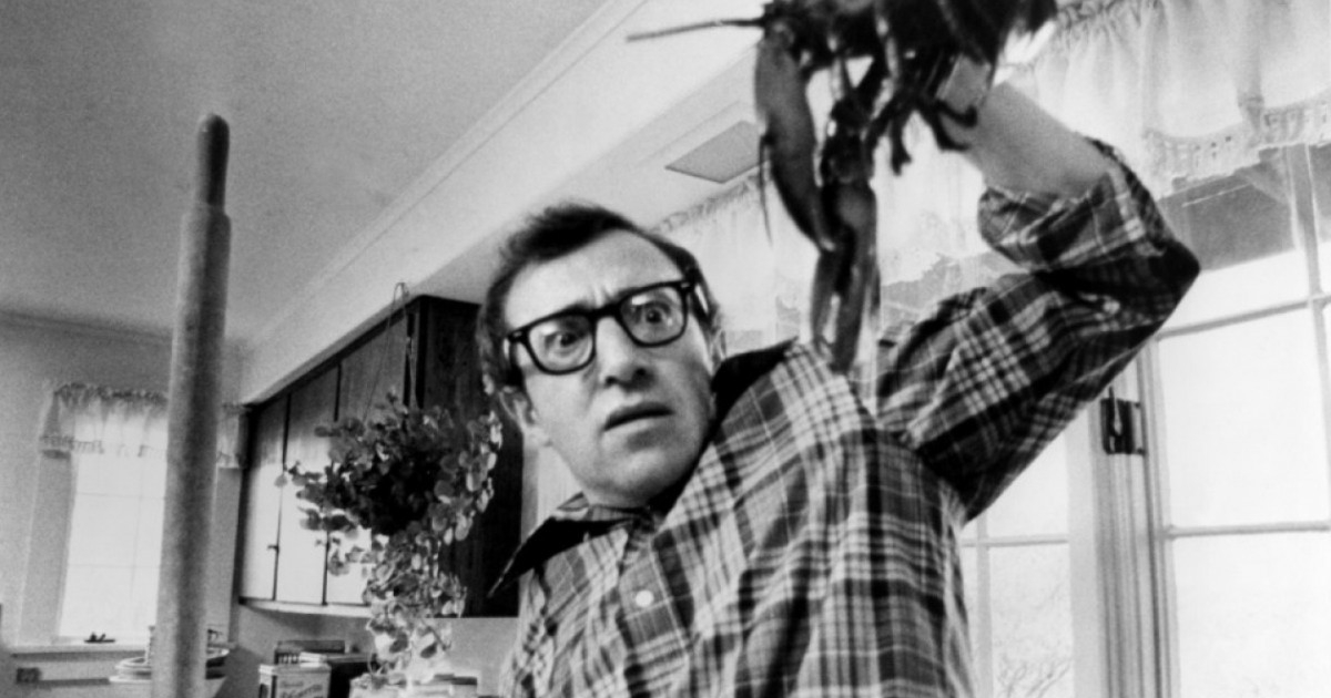 woody allen sembra spaventato nel maneggiare un'aragosta - nerdface