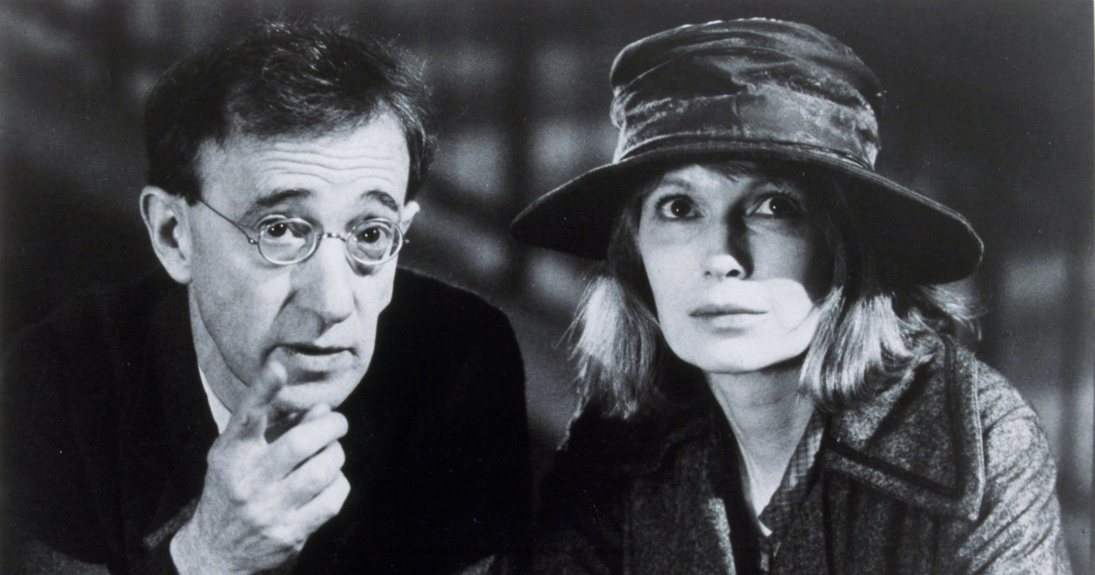 woody allen e mia farrow uno accanto all'altro e lui indica in avanti - nerdface