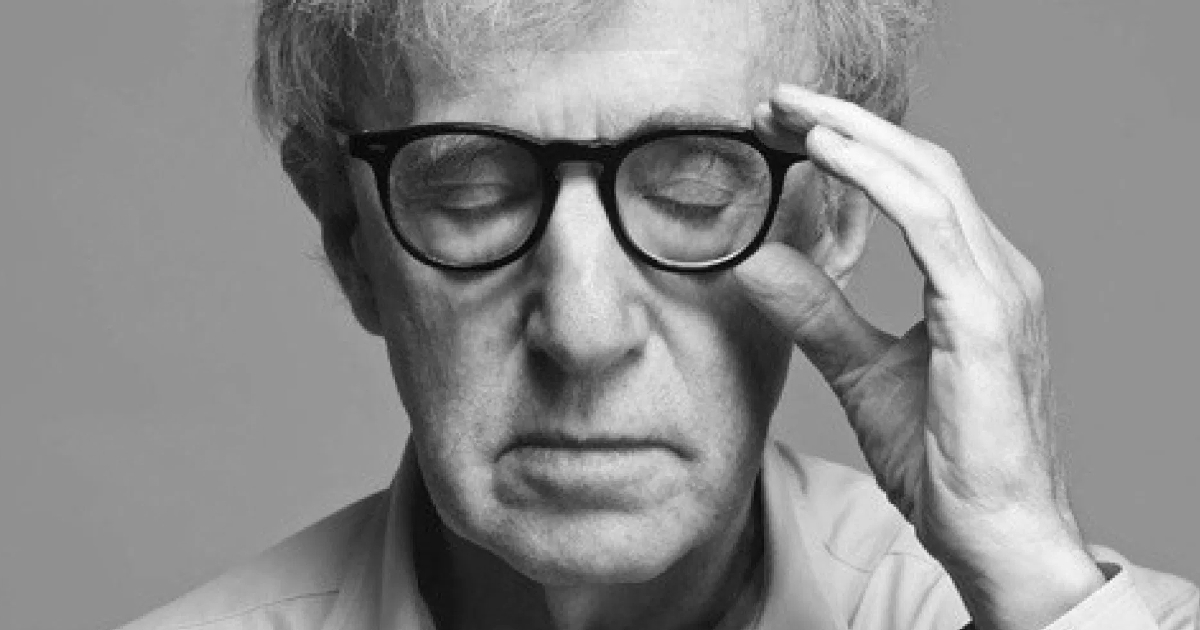 woody allen ha gli occhi chiusi e si tocca gli occhiali - nerdface