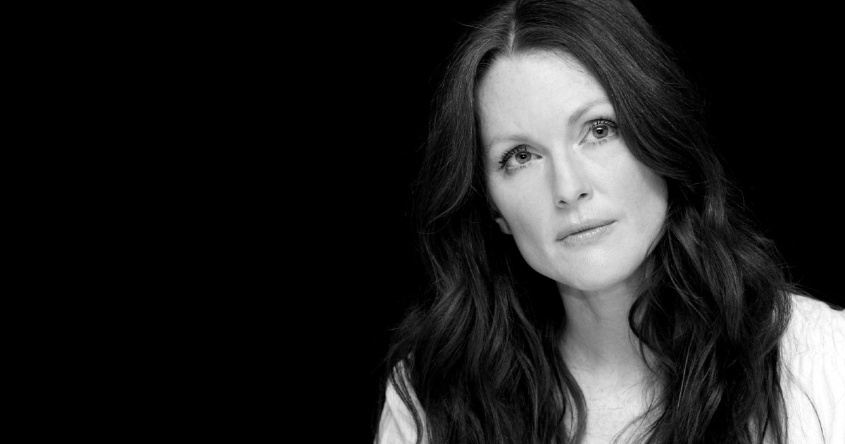 julianne moore guarda in alto alla sua destra con fare sognante - nerdface