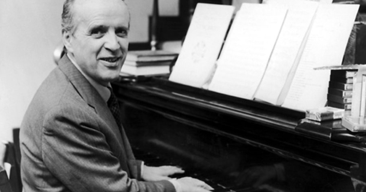 nino rota è al piano e sorride in camera - nerdface