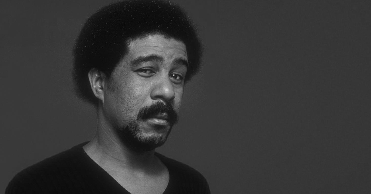 un ritratto in bianco e nero in cui richard pryor fa una smorfia semiseria - nerdface