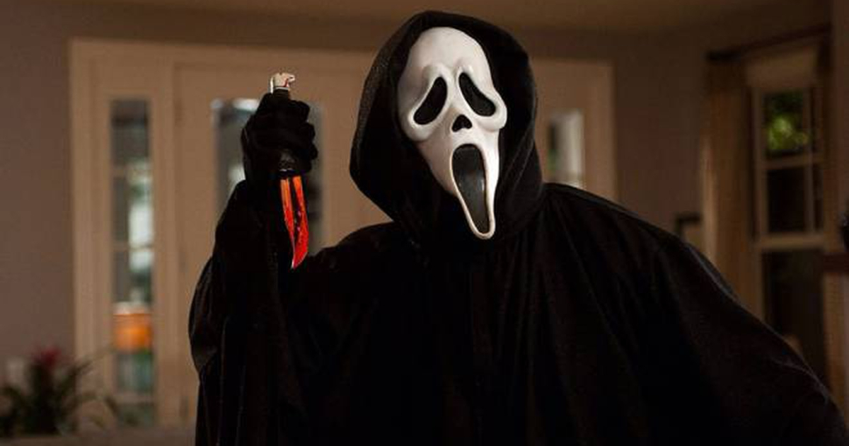 ghostface brandisce un coltello insanguinato - nerdface